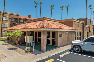 Tamarak Gardens Apartments in Phoenix, AZ - Foto de edificio - Building Photo