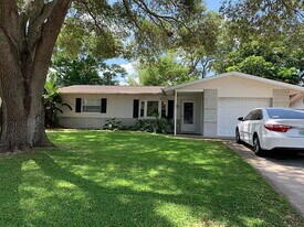 2274 Capri Dr in Clearwater, FL - Building Photo