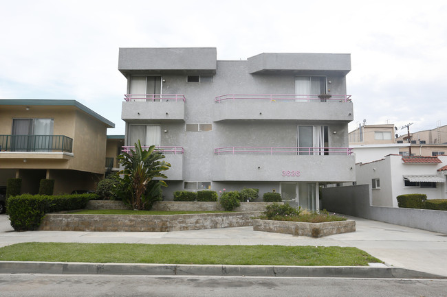 3626 Empire Dr in Los Angeles, CA - Building Photo - Building Photo