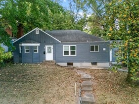 137 Chambers Rd in St. Louis, MO - Building Photo