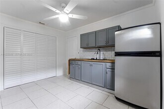 2732 W 72nd Pl in Hialeah, FL - Foto de edificio - Building Photo