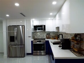 5701 Collins Ave in Miami Beach, FL - Building Photo - Building Photo