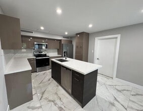 15011 Coconut Ct in Miami Lakes, FL - Foto de edificio - Building Photo