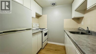 1200 Courtland Ave E in Kitchener, ON - Building Photo - Building Photo