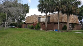 8137 S Coral Cir in North Lauderdale, FL - Building Photo