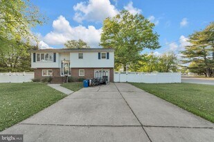 91 2nd St in Pennsville Township, NJ - Building Photo