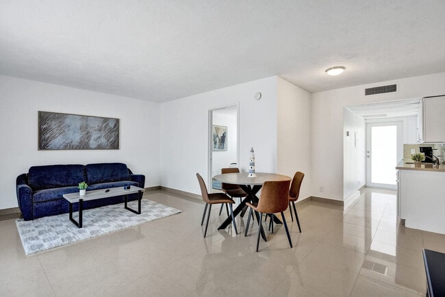 property at 905 N Federal Hwy