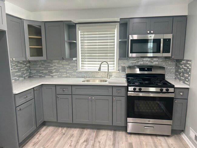 7 Paterson Ave, Unit 2 in Elmwood Park, NJ - Building Photo - Building Photo
