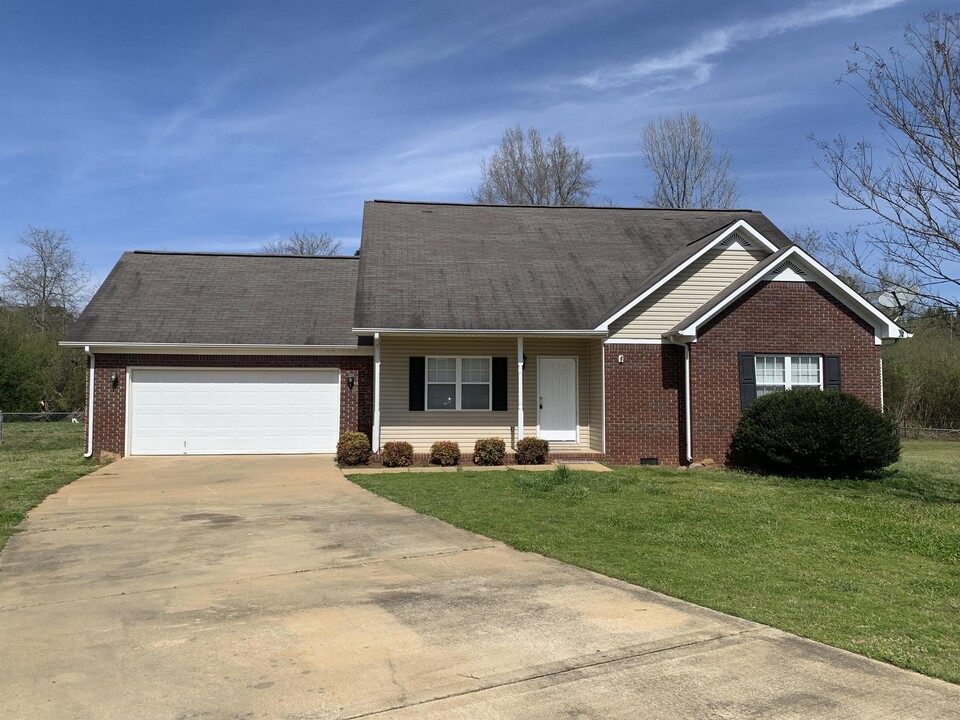 145 Camryn Cir in Anniston, AL - Building Photo