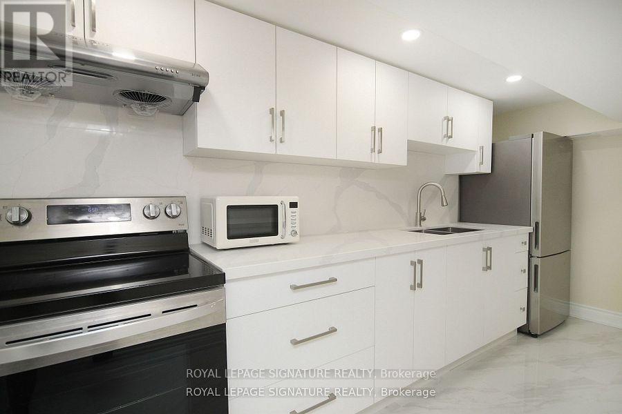 173 Cottonwood Dr in Toronto, ON - Building Photo