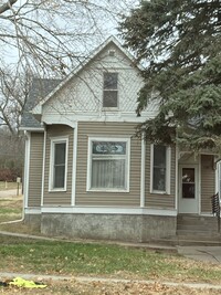 708 Webster Ave in Genoa, NE - Foto de edificio - Building Photo