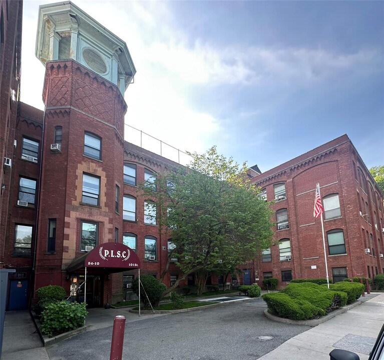 84-10 101st St in Queens, NY - Building Photo