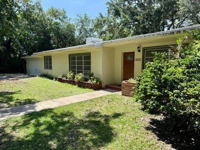 8055 SW 122nd St in Pinecrest, FL - Building Photo - Building Photo