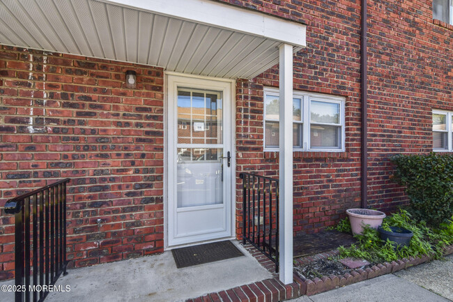 property at 12 Laurel Pl