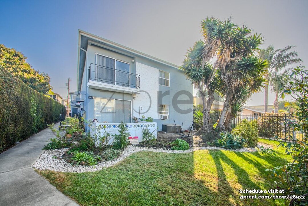 1934 S Holt Ave in Los Angeles, CA - Building Photo