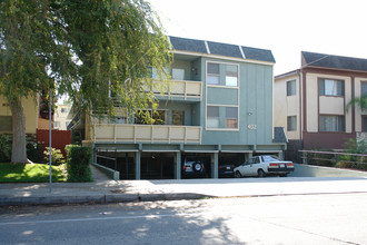 402 E Dryden Ave in Glendale, CA - Building Photo - Building Photo