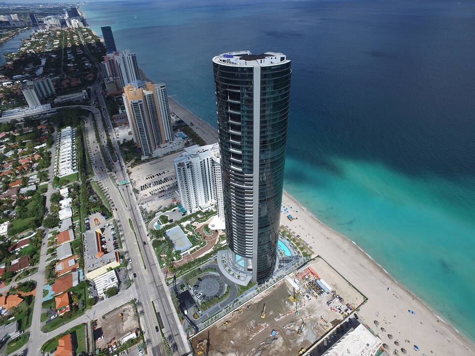 18555 Collins Ave in Sunny Isles Beach, FL - Building Photo