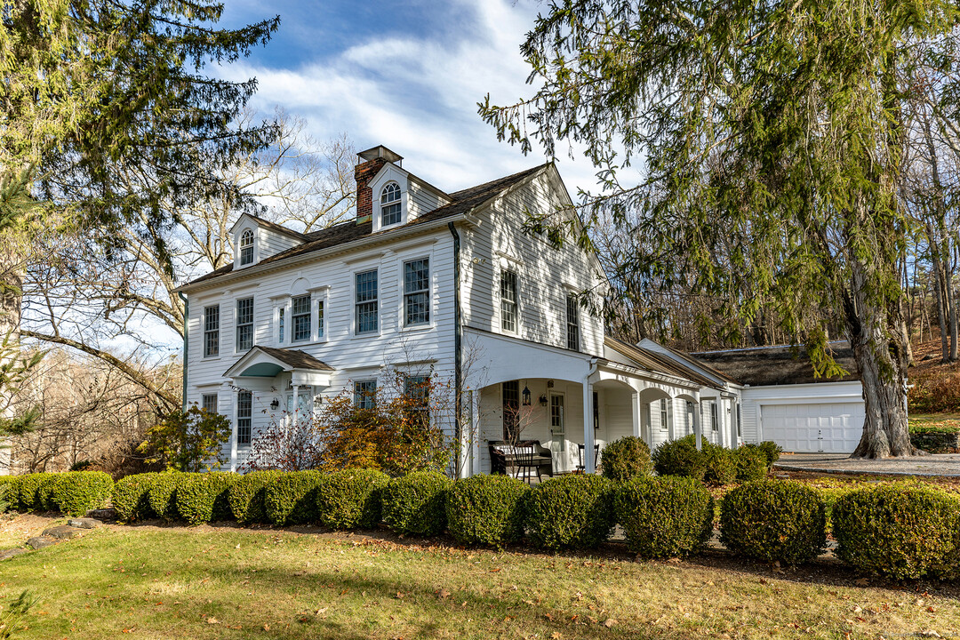 18 Sharon Mountain Rd in Sharon, CT - Building Photo