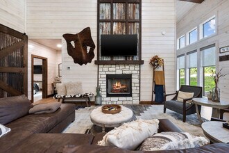 25 Eagle Pne Ln in Broken Bow, OK - Foto de edificio - Building Photo