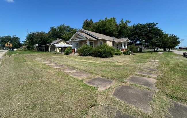 property at 522 E Maple St