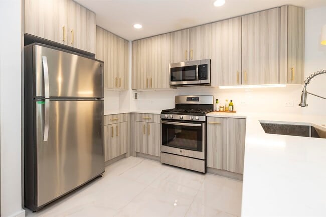 20 Newport Pkwy in Jersey City, NJ - Building Photo - Building Photo