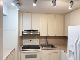 8990 SW 24th St in Miami, FL - Building Photo