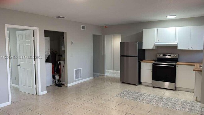 14180 NW 22nd Ave in Opa Locka, FL - Foto de edificio - Building Photo