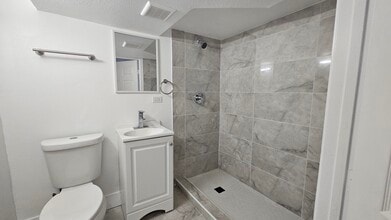 342 W 10th St in Pittsburg, CA - Foto de edificio - Building Photo