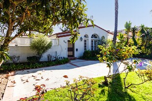 240 S Palm Dr in Beverly Hills, CA - Building Photo