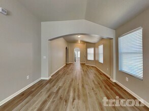 9822 Vandenberg Way in San Antonio, TX - Foto de edificio - Building Photo