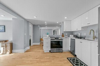 382 Spring St in Newport, RI - Building Photo - Building Photo