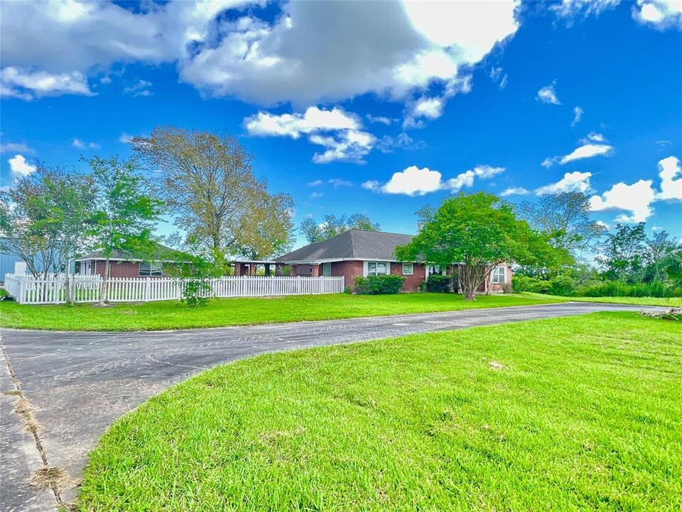 35025 State Hwy 288 in Rosharon, TX - Building Photo