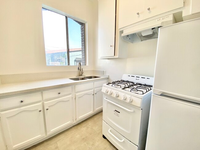 1327 Magnolia Ave in Los Angeles, CA - Building Photo - Building Photo