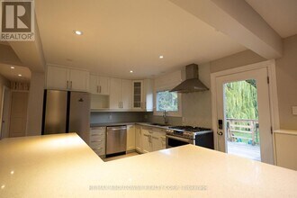 2424 Yolanda Dr in Oakville, ON - Building Photo - Building Photo