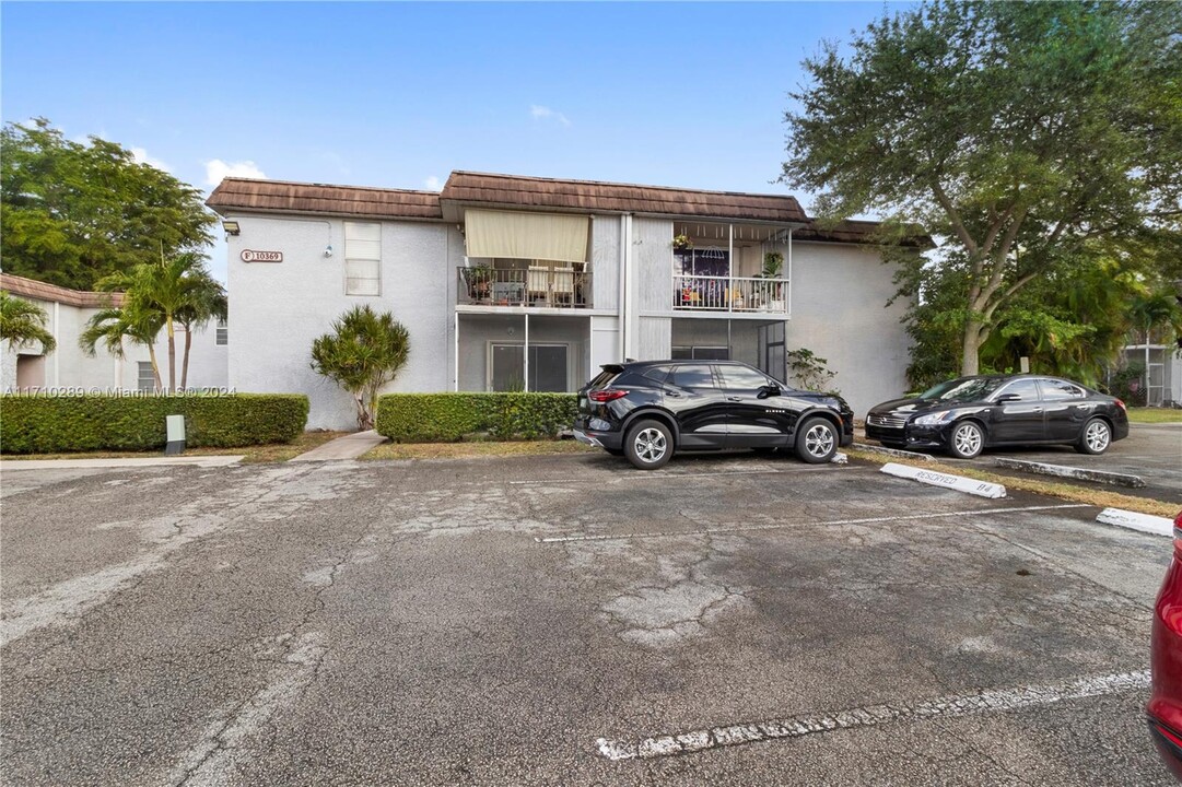 10369 N Kendall Dr in Miami, FL - Building Photo