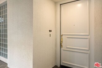 2122 Century Park Ln in Los Angeles, CA - Foto de edificio - Building Photo