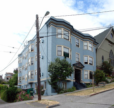 Corona Apartments in Seattle, WA - Foto de edificio - Building Photo