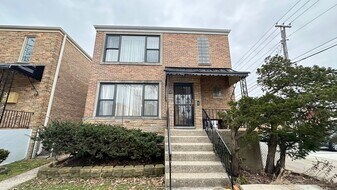 2745 W Berwyn Ave, Unit 1 in Chicago, IL - Building Photo