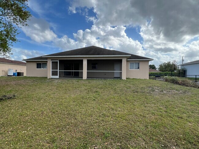 4106 19th St SW in Lehigh Acres, FL - Foto de edificio - Building Photo
