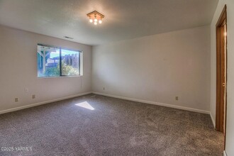 1105 S 43rd Ave in Yakima, WA - Building Photo - Building Photo