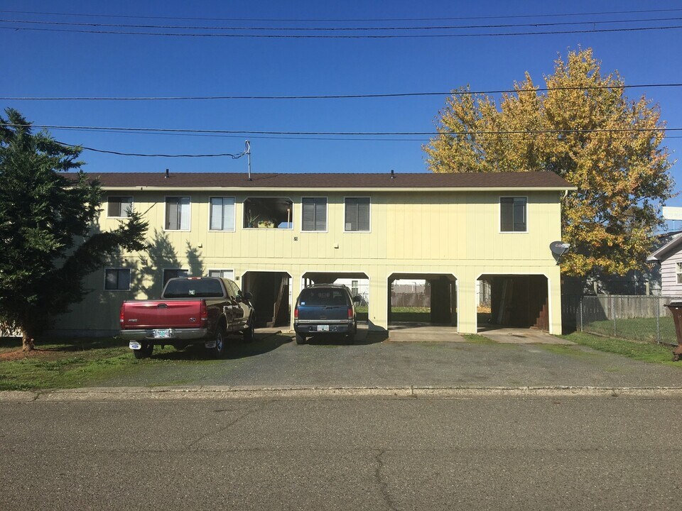 75-73 NW Jorgen St in Winston, OR - Building Photo
