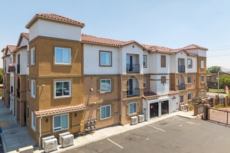 Arrow Apartments in Fontana, CA - Foto de edificio - Building Photo