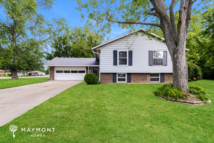 4 Hyde Park Row in Brownsburg, IN - Building Photo