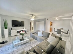 7110 Fairway Dr in Miami Lakes, FL - Building Photo - Building Photo