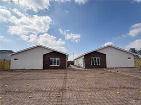 2 S Chloe Ave in Edinburg, TX - Building Photo