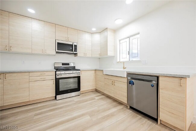 220 Bruin Way in Las Vegas, NV - Building Photo - Building Photo