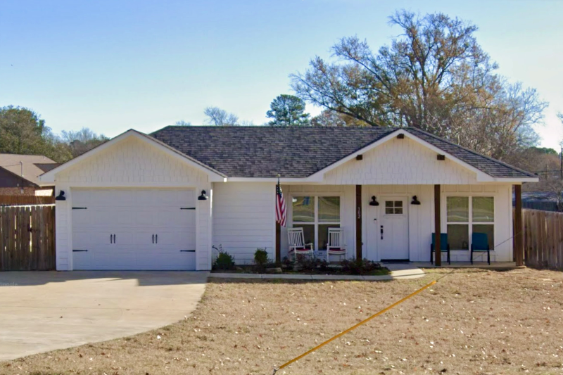 302 Mt Sylvan St in Lindale, TX - Building Photo