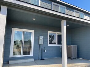 9646 Goodrich Rd SE, Unit B in Moses Lake, WA - Foto de edificio - Building Photo