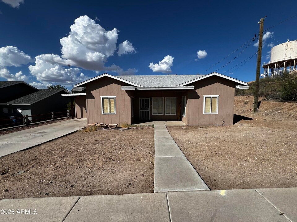 345 N Madison St in Wickenburg, AZ - Building Photo
