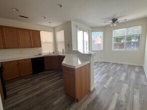 309 Queencrest Ct in Oakdale, CA - Building Photo - Building Photo